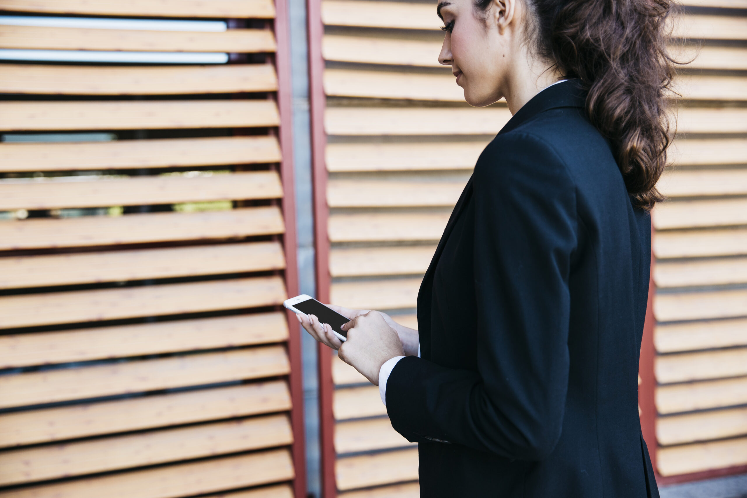 side-view-businesswoman-with-smartphone