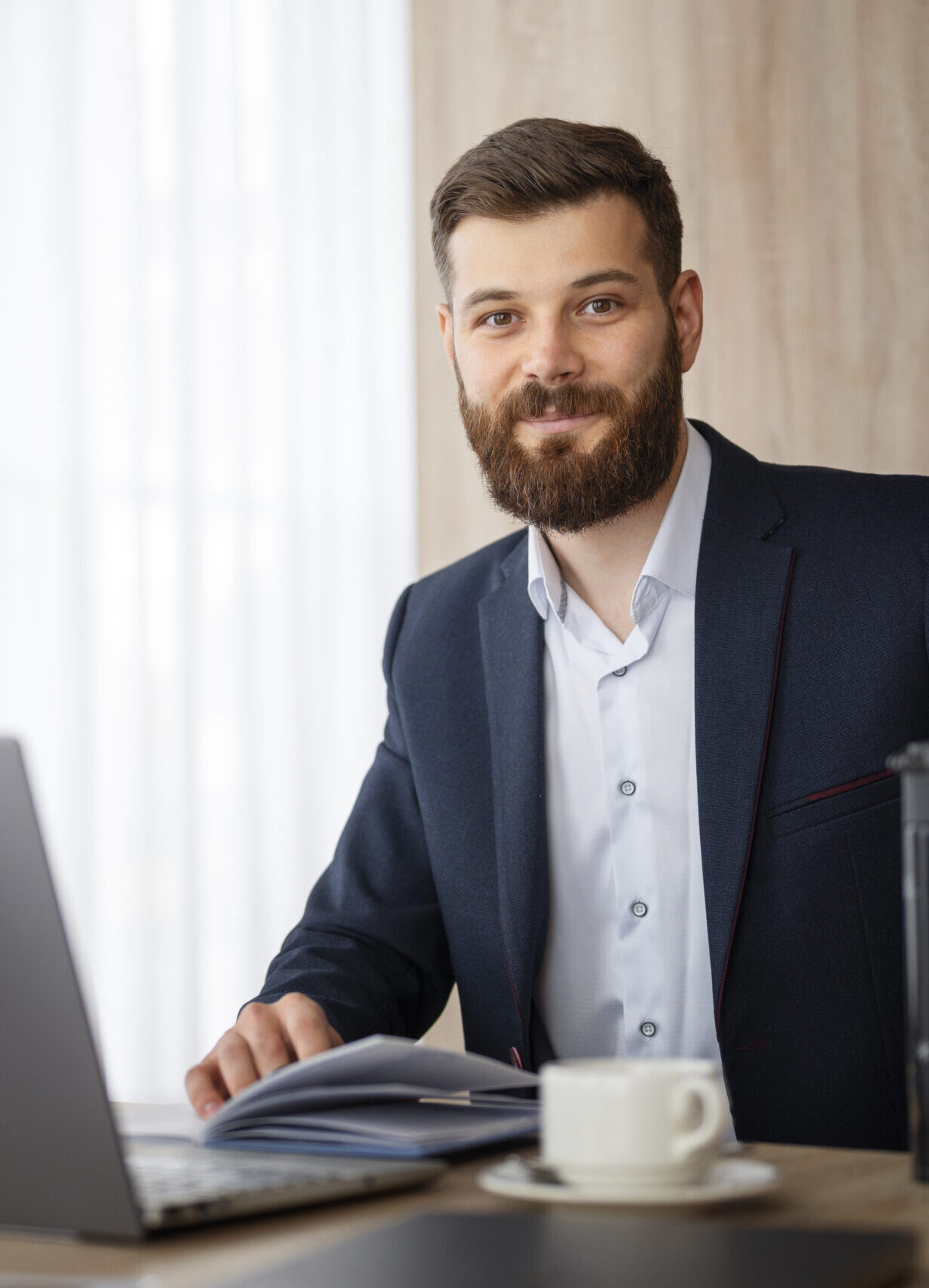 medium-shot-smiley-man-work medium shot smiley man work scaled e1755179866532